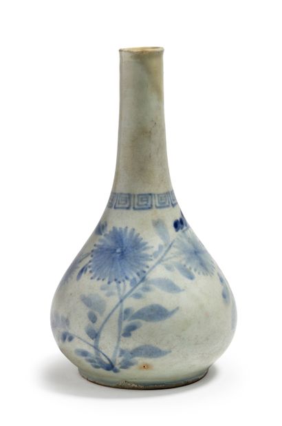 COREE - PÉRIODE CHOSEON (1392 - 1897) 
Petit vase bouteille en porcelaine à décor...