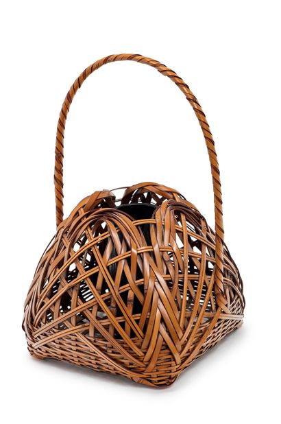 JAPON - XXe siècle Hanakago (ikebana basket) in light bamboo of pyramidal form, the...