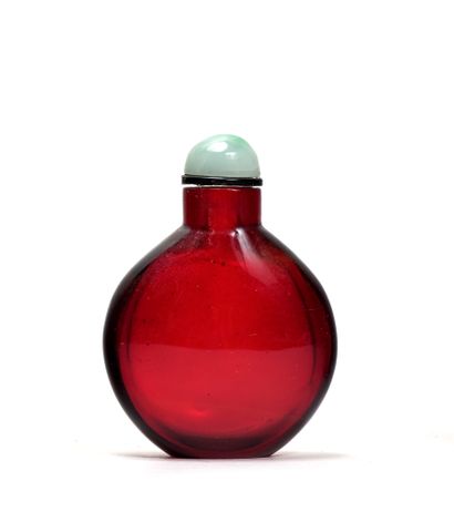 CHINE - XIXe siècle Flacon tabatière balustre en verre rouge translucide.
H. 5,5...