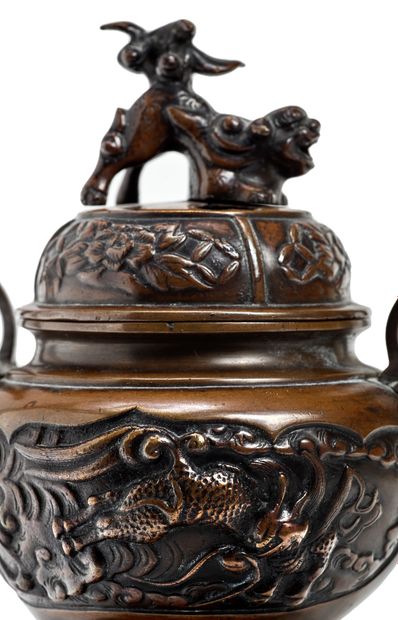 JAPON - Epoque MEIJI (1868 - 1912) Brûle-parfum tripode en bronze à patine brune,...