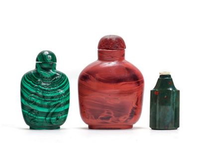 CHINE - XXe siècle Three snuff bottles :
- a flattened rectangular malachite with...