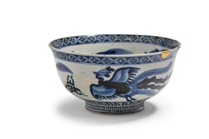 JAPON - XIXE SIÈCLE Bol en porcelaine à décor en bleu sous couverte de phénix et...
