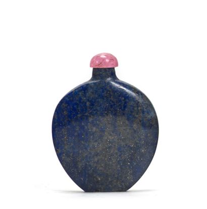 CHINE - Vers 1900 Flacon tabatière de forme aplatie en lapis lazuli.
H. 5,1 cm.
Bouchon...