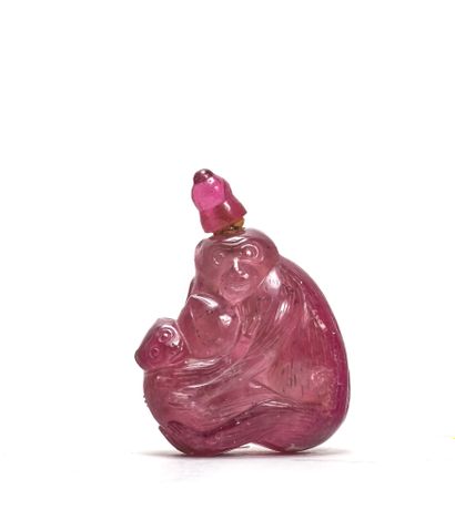 CHINE - Début XXe siècle Flacon tabatière en tourmaline rose en forme de singe enlaçant...