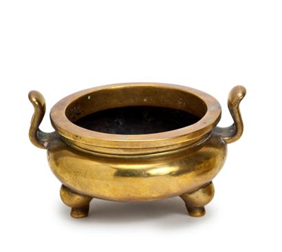 CHINE - XVIIIe/XIXe siècle Brûle-parfum tripode en bronze dépatiné à deux anses.
Au...