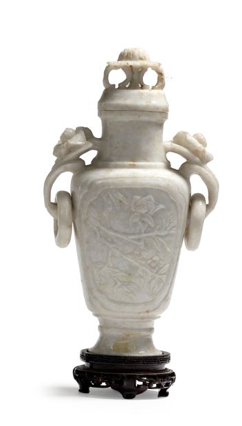 CHINE - XXe siècle Vase couvert en jadéite blanche à décor sculpté sur les deux faces...