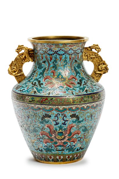 CHINE Important vase balustre en bronze doré et émaux cloisonnés à décor de fleurs...