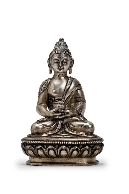 TIBET - Début XXe siècle Statuette d'Amitayus en argent assis en padmasana sur un...