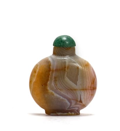 CHINE - XIXe siècle Small white and beige ribboned agate snuff bottle.
H. 4,3 cm.
Green...
