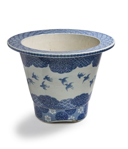JAPON - XXe siècle Cache pot en porcelaine décorée en bleu sous couverte d'oiseaux...