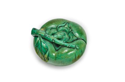 JAPON - XIXE SIÈCLE * Netsuke en ivoire teinté vert figurant un kaki accroché à une...