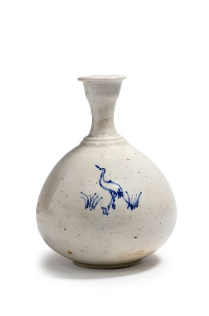 COREE - Début XXe siècle A small white porcelain ring-shouldered ball vase with blue...