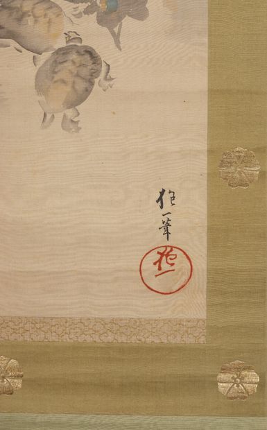 JAPON Encre et couleurs sur soie, tortues sous un pin près de rochers. (Petite tache)
Signé...