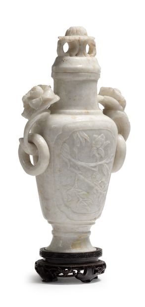 CHINE - XXe siècle Vase couvert en jadéite blanche à décor sculpté sur les deux faces...