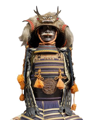 JAPON - XXe siècle Armure en métal laqué noir et or - Kabuto recouvert de crin blanc,...