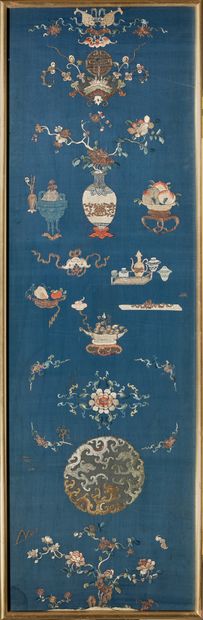 CHINE - XVIIIe/XIXe siècle Broderie aux fils polychromes et or sur soie bleue, représentant...