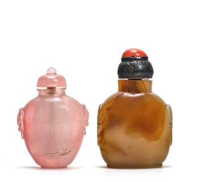 CHINE - XXe siècle Two snuff bottles :
- of escutcheon shape in pink quartz, two...