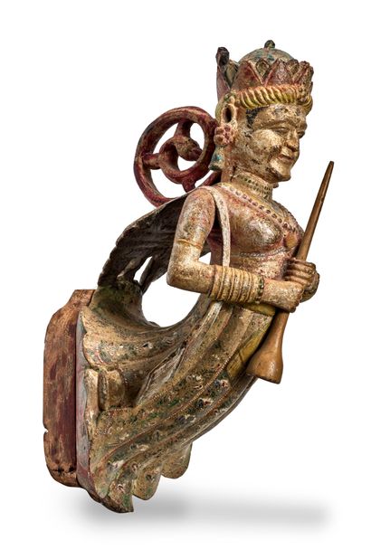 INDE - XIXE SIÈCLE Carved chariot wood with traces of polychromy of a winged and...