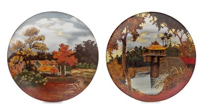 VIETNAM - XXE SIÈCLE Two lacquered wooden plates decorated with pavilions and houses...