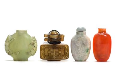 CHINE - XXe siècle Quatre flacons tabatières :
- un aplati en jadéite à épaules hautes...