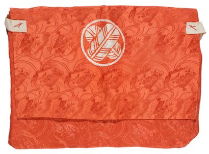 JAPON - Epoque EDO (1603 - 1868) Coiffe de femme en soie orange à motifs d'éventails...