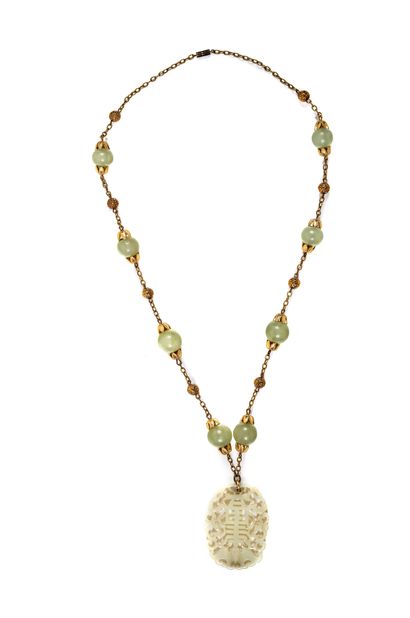 CHINE - Vers 1900 Collier de huit perles en serpentine, le pendentif en néphrite...