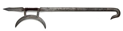 CHINE - XIXe siècle Sabre de type "ji", formé d'un crochet, d'une pointe et d'une...