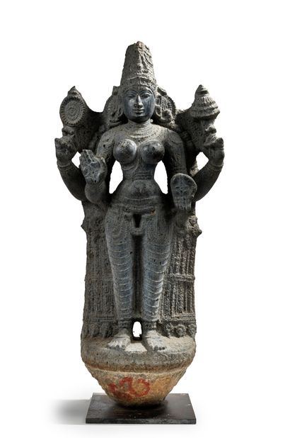 INDE DU SUD, VIJAYANAGAR - XVe siècle Stèle en granite représentant Lakshmi debout...