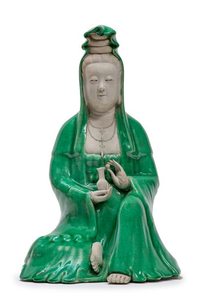 CHINE - XXe siècle Statuette de Guanyin en porcelaine émaillée vert sur le biscuit...