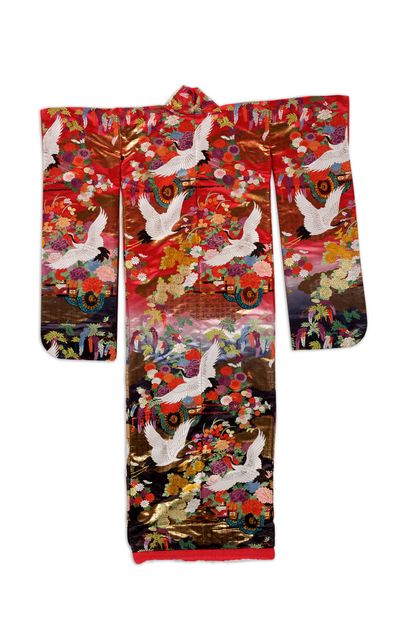 JAPON - XXe siècle Kimono de mariage en soie rouge à décor brodé aux fils polychromes...