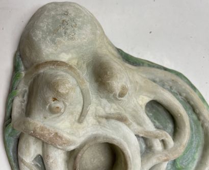 Georges DESPRET (1862-1952) 
Octopus" inkwell in green and white glass
Signed with...