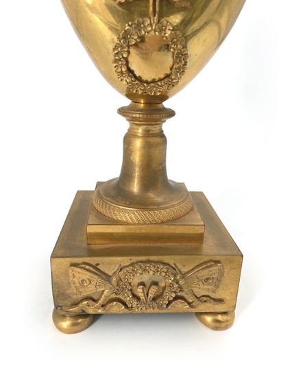 null Pendule en bronze doré de forme de vase ovoïde à prises à col de cygne et reposant...