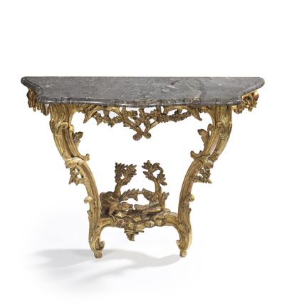 null 
Console d'applique en bois sculpté et doré, ceinture largement ouvragé à décor...