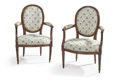 null Pair of moulded natural wood cabriolet armchairs with medallion back, console...