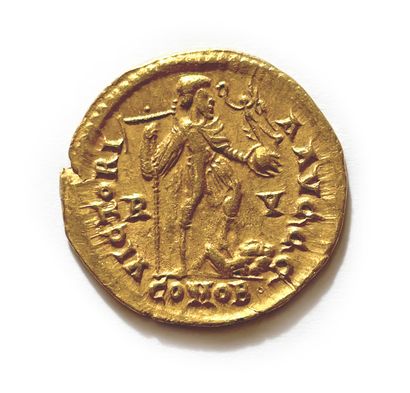 null # Monnaies Antiques
Honorius (393-423)
Solidus or. Ravenne.
Son buste diadémé...