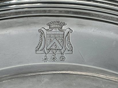 null Deux plats ronds en argent, à un décor de filets, l'autre à décor de godrons,...