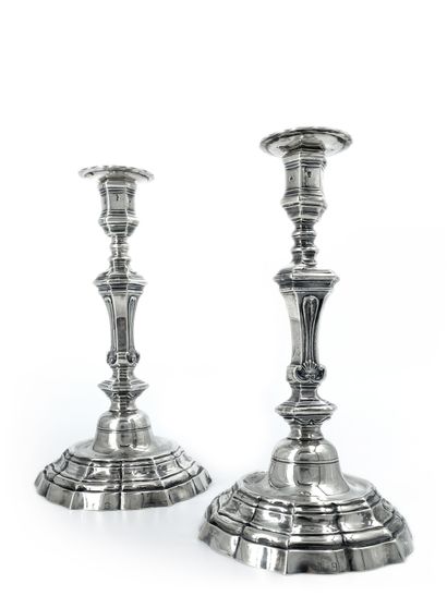 null Pair of silver candlesticks with a scalloped base, umbilicus engraved with a...