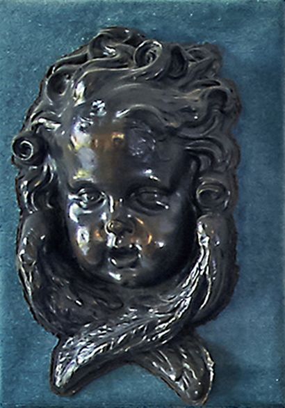null 
Tête de séraphin en métal patiné. 



Style du XVIIe siècle.



H. 26 cm. L....