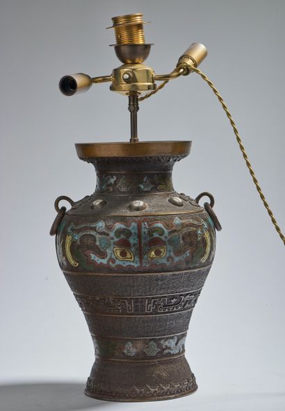 null Vase monté en lampe en bronze à patine brune à décor émaillé de dragons stylisées.
Japon
H...