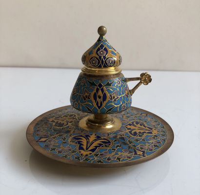 Ferdinand Barbedienne (1810-1892) 


Two chased and gilt bronze inkwells with cloisonné...