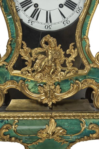 null 
Cartel d'applique et sa console en corne verte et bronze doré à décor de putti,...