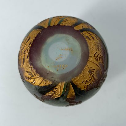 DAUM Nancy 
Egg candy box in green and mauve mixed glass. Decorated with cuckoos...