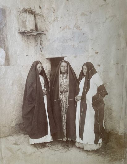 null 十张照片
庞贝柱、埃及女人、开罗露天市场、卡纳克、大篷车、尼罗河洪水、神庙......
10套照片，画册印刷品，约1860-1880年。