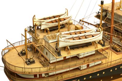  Maquette d'armateur Le Cargo Asie en bois et métal construit pour la compagnie maritime...