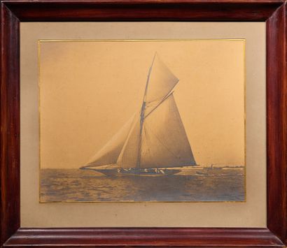 null 照片
游艇VENDENE比赛
复古印刷品，标题和右下角签名（未破译）
英国，19世纪末。
