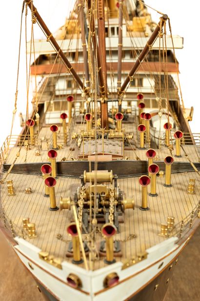 null 船东模型
为Compagnie maritime des chargeurs réunis建造的木质和金属材质的亚洲货轮。舰身漆成黄、红为死工，绿为活工。中央城堡的轮廊悬空，两根烟囱上印有公司旗帜白底的五颗红星，象征着五大洲和所覆盖的海上航线的普遍性。后桅和货桅承载着船码和极光主帆的吊杆。甲板和预告的金属配件非常完整。许多船只在吊篮上就位。金红漆风衣。双螺旋桨，四个叶片。搁在三条转动的木腿上。
展示台。可以给买家提供一个锻铁展示柜。
尺寸307×114×59厘米
船主模型历来被认为是海军模型中的佼佼者。传统的做法是，每一艘重要的舰艇下水时，船主都要请专门的模型制作师制作模型，一式三份。
，第一份模型保存在船主的办公室里。第二份交给了受托的船长。
，这些船主模型是机构合作伙伴（银行家、股东、旅游或运输运营商等合作伙伴）的良好宣传工具，也是经常光顾商业场所的客户的宣传工具。
，这些模型的制作通常质量很高：忠实地复制了船舶离开船厂时的样子，特别注重细节，使用非常漂亮的材料。当船舶发生重大转变或所有权发生变化时，可以采用新的模式。
Compagnie...