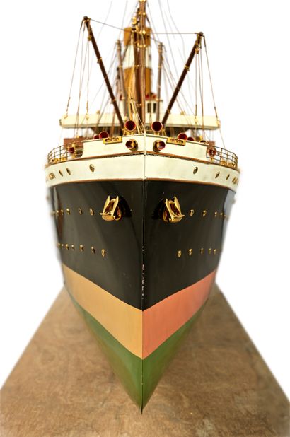 null 船东模型
为Compagnie maritime des chargeurs réunis建造的木质和金属材质的亚洲货轮。舰身漆成黄、红为死工，绿为活工。中央城堡的轮廊悬空，两根烟囱上印有公司旗帜白底的五颗红星，象征着五大洲和所覆盖的海上航线的普遍性。后桅和货桅承载着船码和极光主帆的吊杆。甲板和预告的金属配件非常完整。许多船只在吊篮上就位。金红漆风衣。双螺旋桨，四个叶片。搁在三条转动的木腿上。
展示台。可以给买家提供一个锻铁展示柜。
尺寸307×114×59厘米
船主模型历来被认为是海军模型中的佼佼者。传统的做法是，每一艘重要的舰艇下水时，船主都要请专门的模型制作师制作模型，一式三份。
，第一份模型保存在船主的办公室里。第二份交给了受托的船长。
，这些船主模型是机构合作伙伴（银行家、股东、旅游或运输运营商等合作伙伴）的良好宣传工具，也是经常光顾商业场所的客户的宣传工具。
，这些模型的制作通常质量很高：忠实地复制了船舶离开船厂时的样子，特别注重细节，使用非常漂亮的材料。当船舶发生重大转变或所有权发生变化时，可以采用新的模式。
Compagnie...