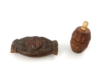 null Snuffbox in coroso nut engraved with a couple
L : 9 cm
A pin case in coroso...