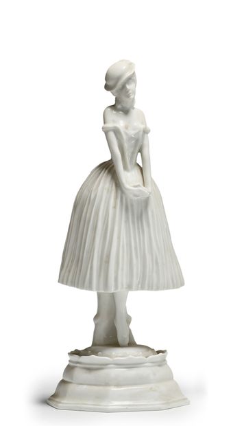 ROSENTHAL Sculpture en porcelaine blanche figurant une élégante
Signée du tampon...