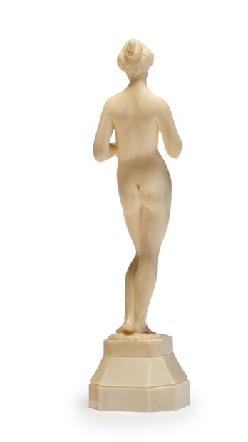 TRAVAIL 1900 
* Sculpture en ivoire figurant une femme nue à l'amphore
H : 15 cm...